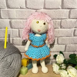 Amigurumi Puppe mit rosa Haaren