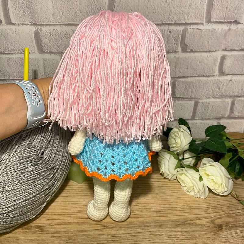 Amigurumi Puppe mit rosa Haaren – Bild 2
