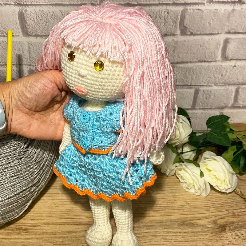 Amigurumi Puppe mit rosa Haaren
