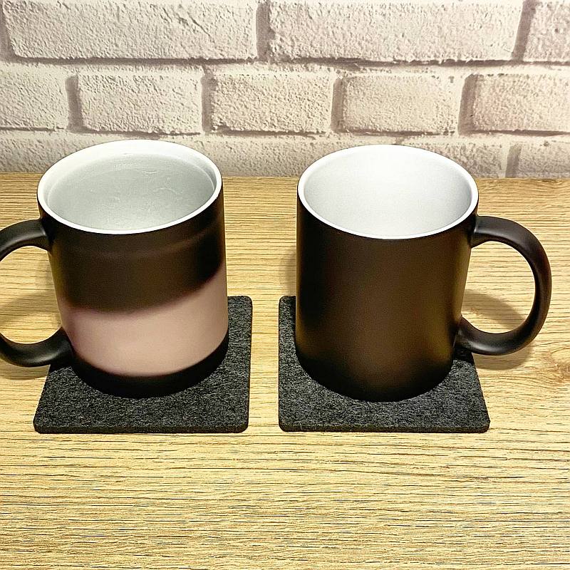 Chamäleontasse schwarz mit persönlichem Aufdruck