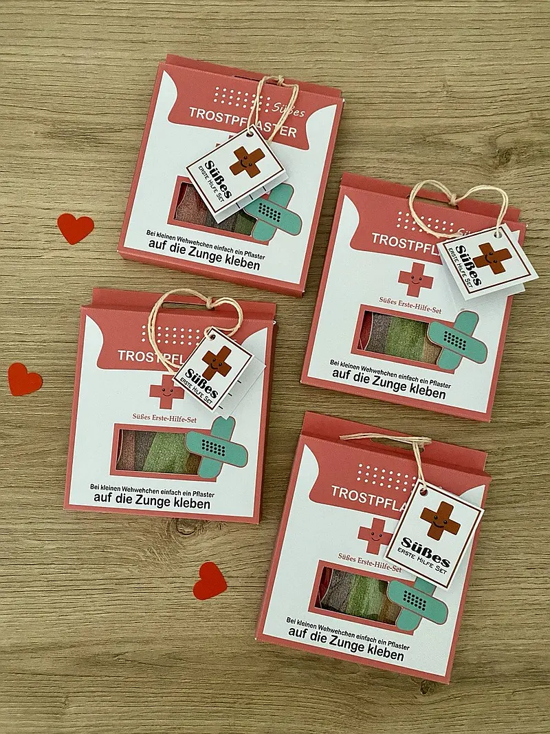 Trostpflaster Geschenkbox zum Selbstbefüllen. Schachteln im medizinischen Design zum Befüllen mit Süßigkeiten.