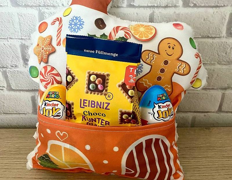 Ingwerlebkuchenhaus-Kissen mit einer Tasche für Süßigkeiten