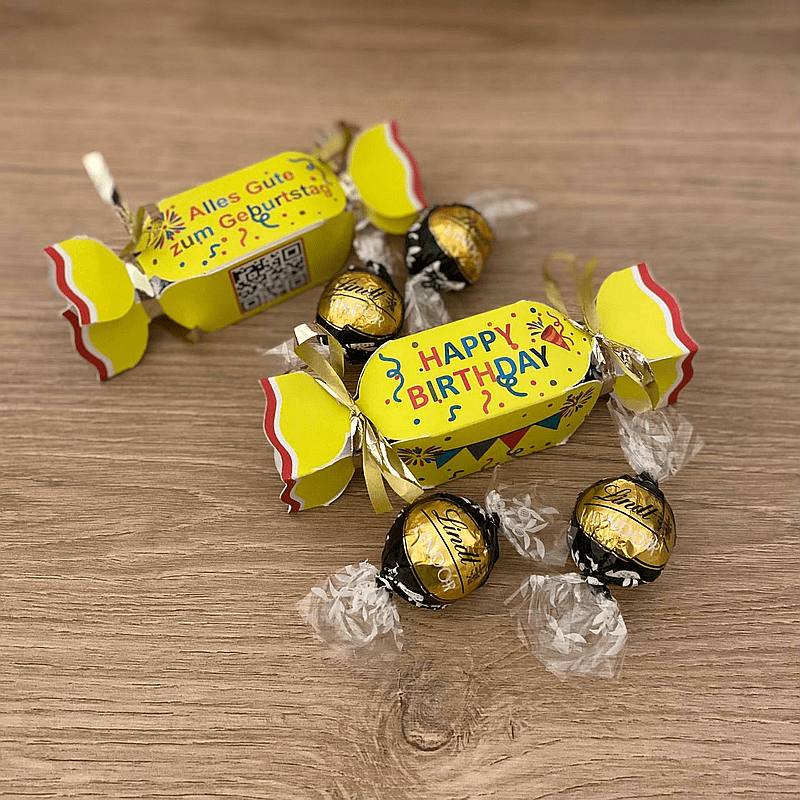 I make small boxes of chocolates. I can personalize these little gifts, adjusting the size or color. The candy box measures 6 x 3.5 cm.