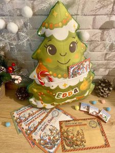 Іменна подушка ялинка із листом та чарівною шоколадкою