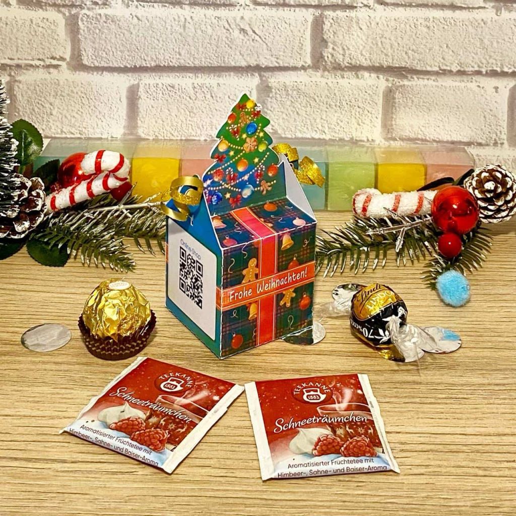 Pappkarton 60х60х60mm mit einem Weihnachtsbaum