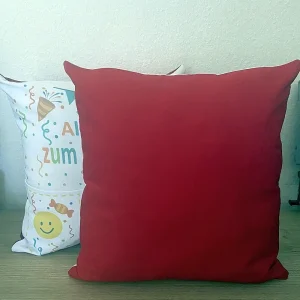 Geburtstagsgeschenk. Rote Zierkissen.