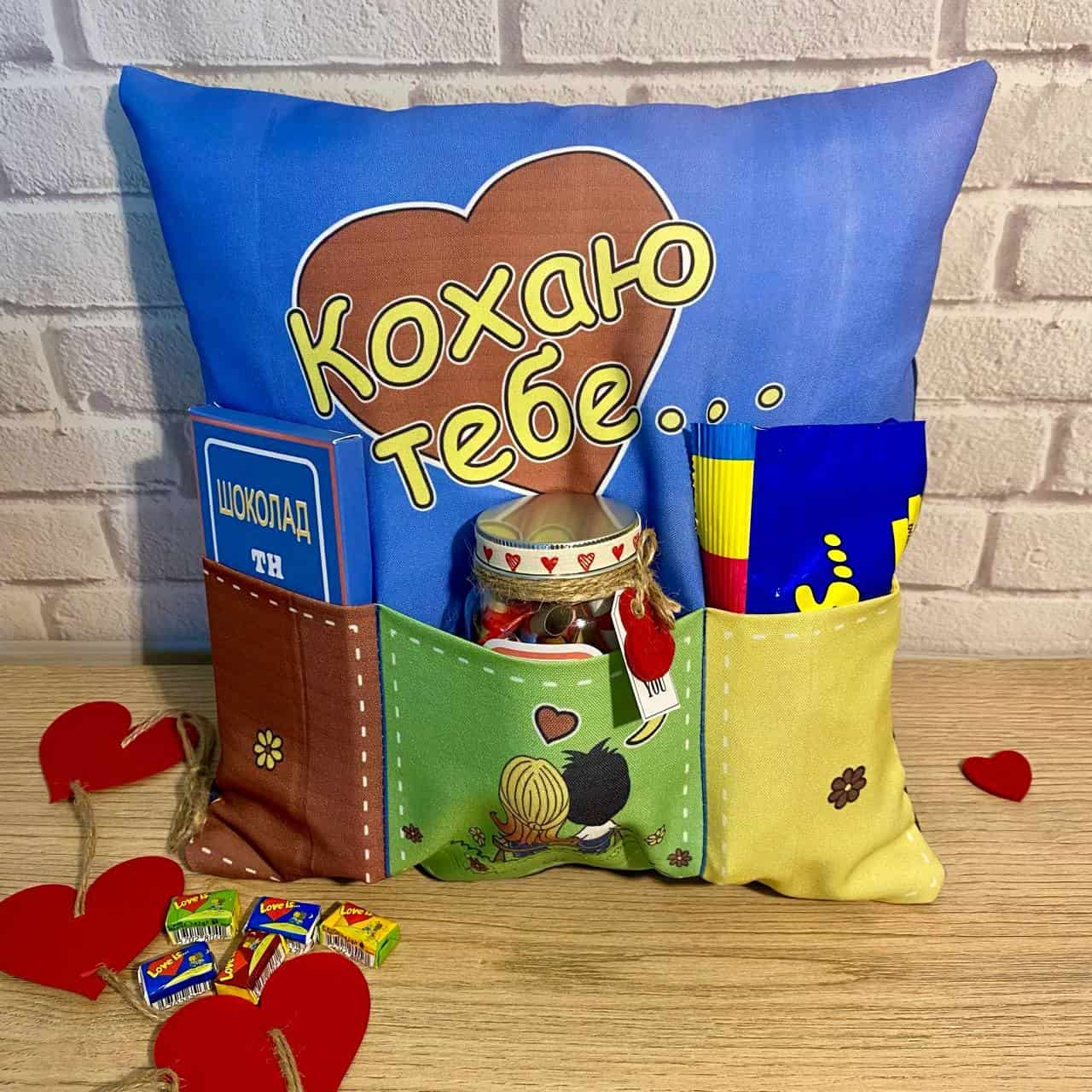 Kissen mit gefüllten Taschen