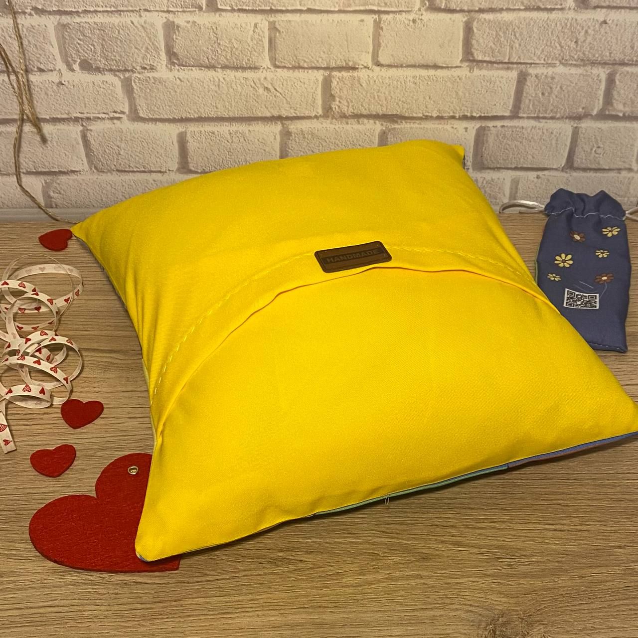 Gelbe Kissen auf dem Sofa