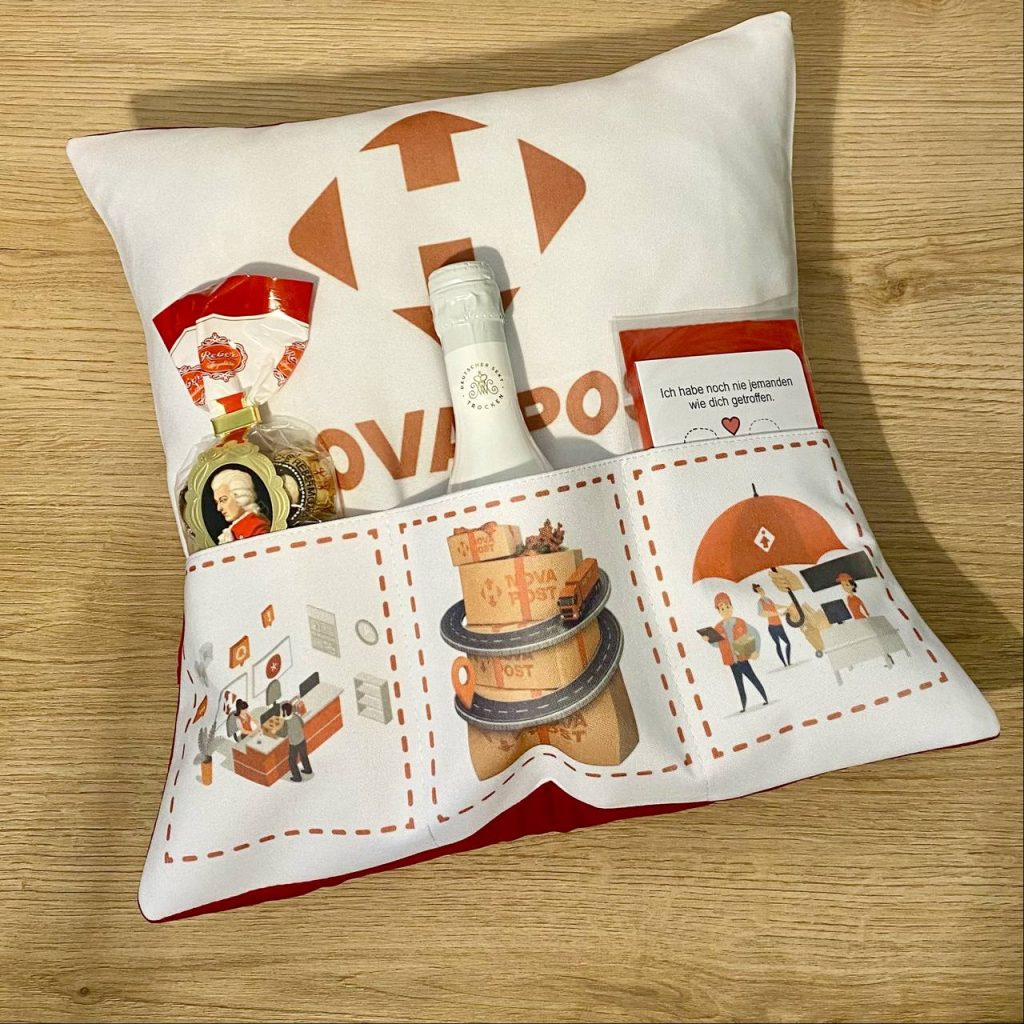 Подарок от коллектива с брендированной продукцией