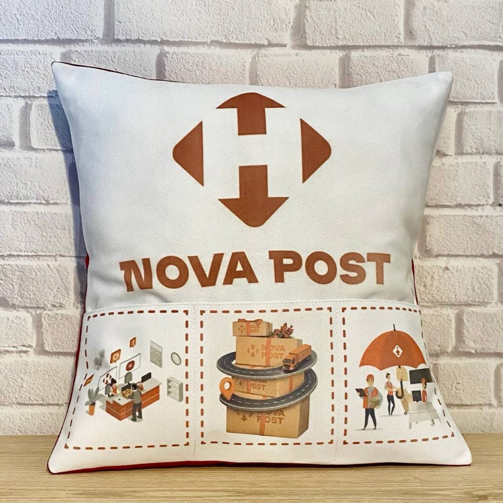 Брендована подушка з кишенями для подарунків