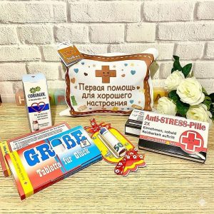 косметичка с надписью «Первая помощь для хорошего настроения»