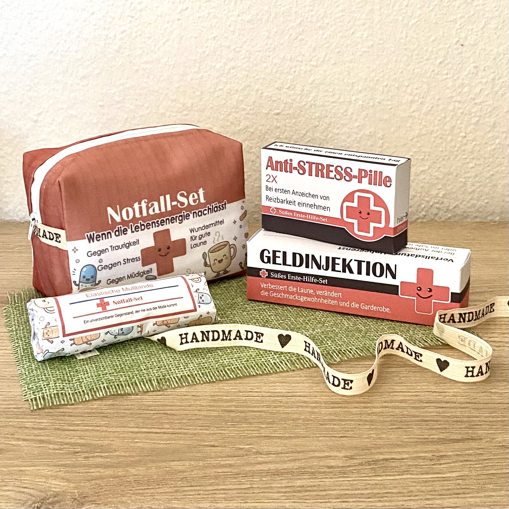 Handgefertigtes Accessoire: Kulturbeutel mit dem Aufdruck.