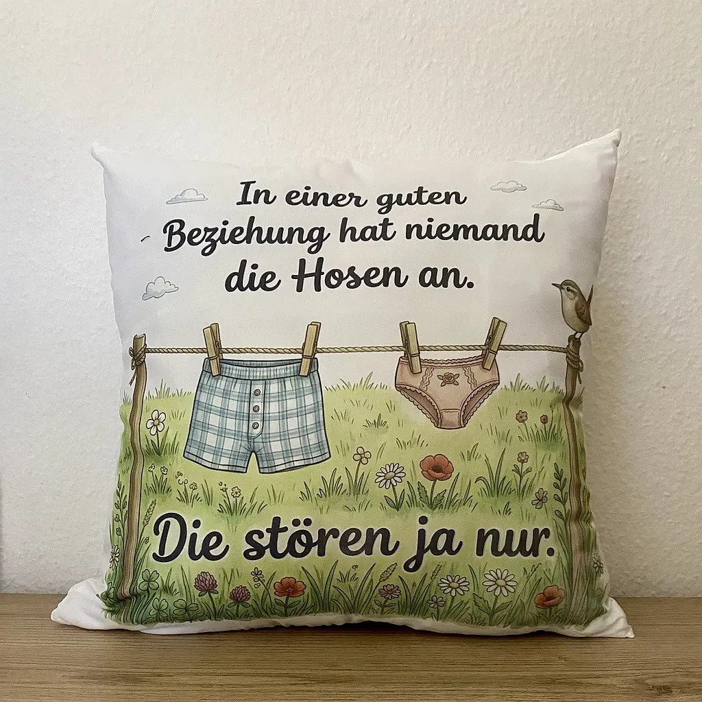 Kissen mit dem Aufdruck „In einer guten Beziehung hat niemand die Hosen. Die stören ja nur“.