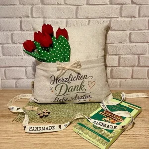 Kissen 30x30cm mit Taschen, dekoriert mit Tulpen aus Stoff