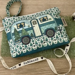 Geschenke für Reisende. Handgefertigte Kosmetiktaschen. Druck eines Hauswagen