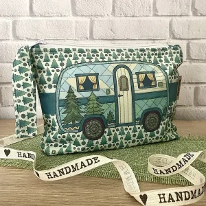 Geschenke für Reisende. Handgefertigte Kosmetiktaschen. Druck eines Hauses und eines Wagens.