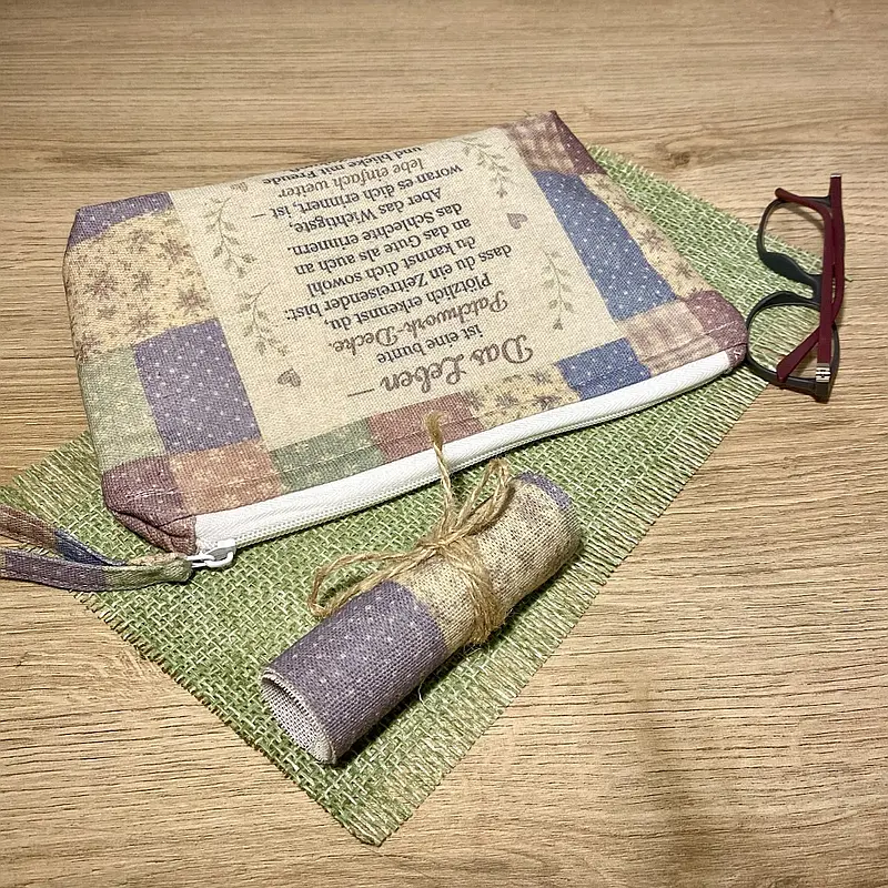 Handgemachte Kosmetiktasche aus Patchwork mit Spruch Geschenk für eine 45-jährige Frau