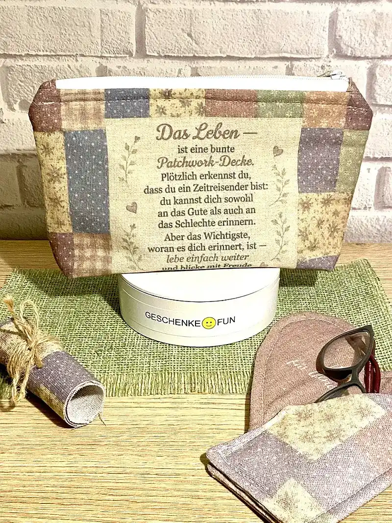 Handgemachte Kosmetiktasche aus Patchwork mit Spruch Geschenk für eine 55-jährige Frau