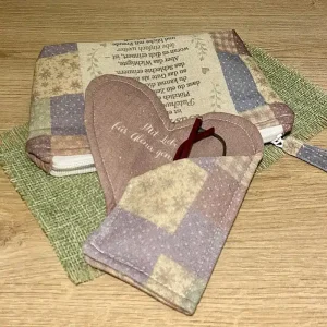 Handgemachte Kosmetiktasche aus Patchwork mit Spruch. Geschenk für eine 55-jährige Frau