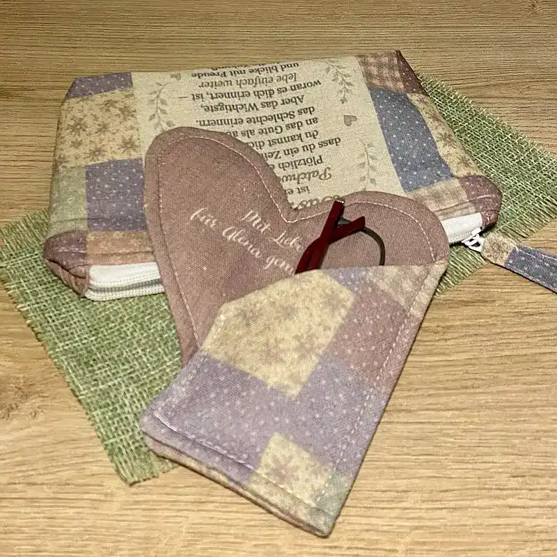 Handgemachte Kosmetiktasche aus Patchwork mit Spruch. Geschenk für eine 55-jährige Frau