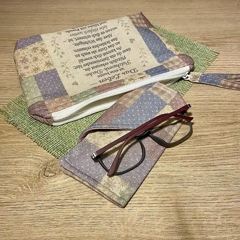 Handgemachte Kosmetiktasche aus Patchwork mit Spruch. Geschenk für eine 60-jährige Frau