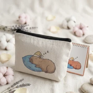 Exklusives Geschenk: eine kleine Tasche mit Capybara-Print