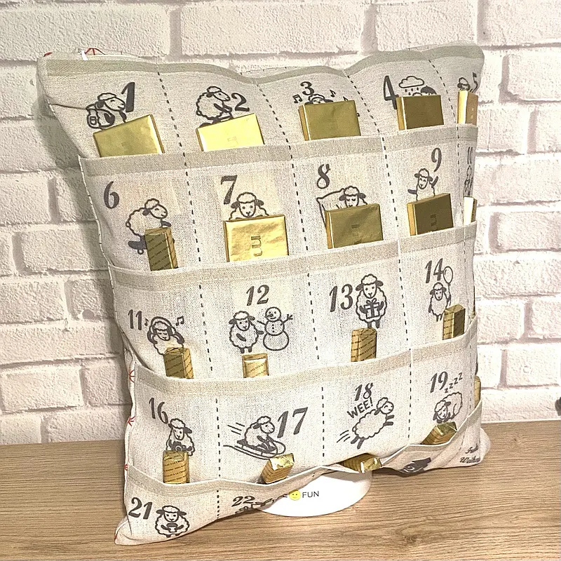 Kissenkalender mit Schafmotiv | Adventskalender Kissen mit 25 Taschen | Kissenkalender mit Schafmotiv