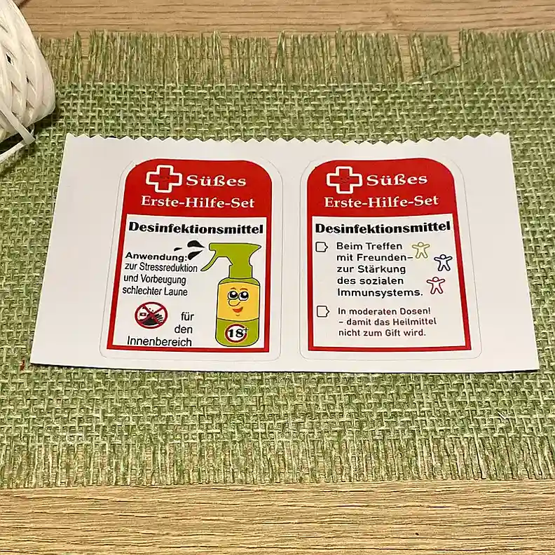 Aufkleber Desinfektionsmittel auf einer Flasche Alkohol als Geschenk – Süßes-Erste-Hilfe-Set