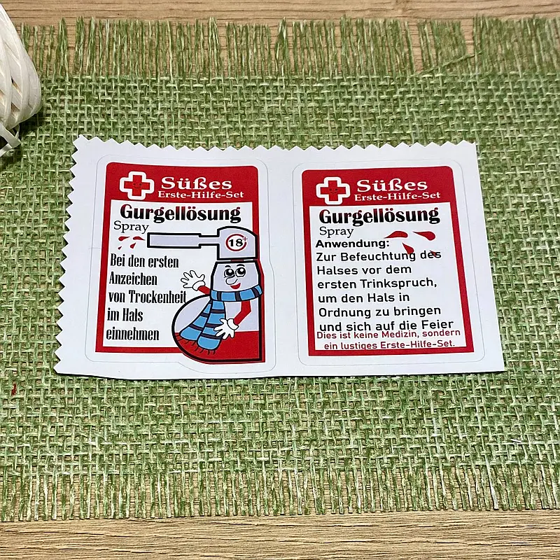Aufkleber Gurgellösung Spray auf einer Flasche Alkohol als Geschenk – Süßes-Erste-Hilfe-Set