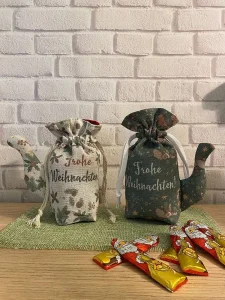 Ein Beutel mit Weihnachtsmotiv in Form einer Teekanne. Handgemahtgeschenke
