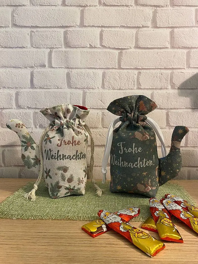 Ein Beutel mit Weihnachtsmotiv in Form einer Teekanne. Handgemahtgeschenke